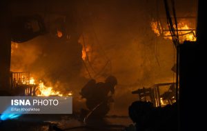آتش‌سوزی در انبارهای بنکداران اهواز /تلاش برای جلوگیری از سرایت آتش به دیگر انبارها